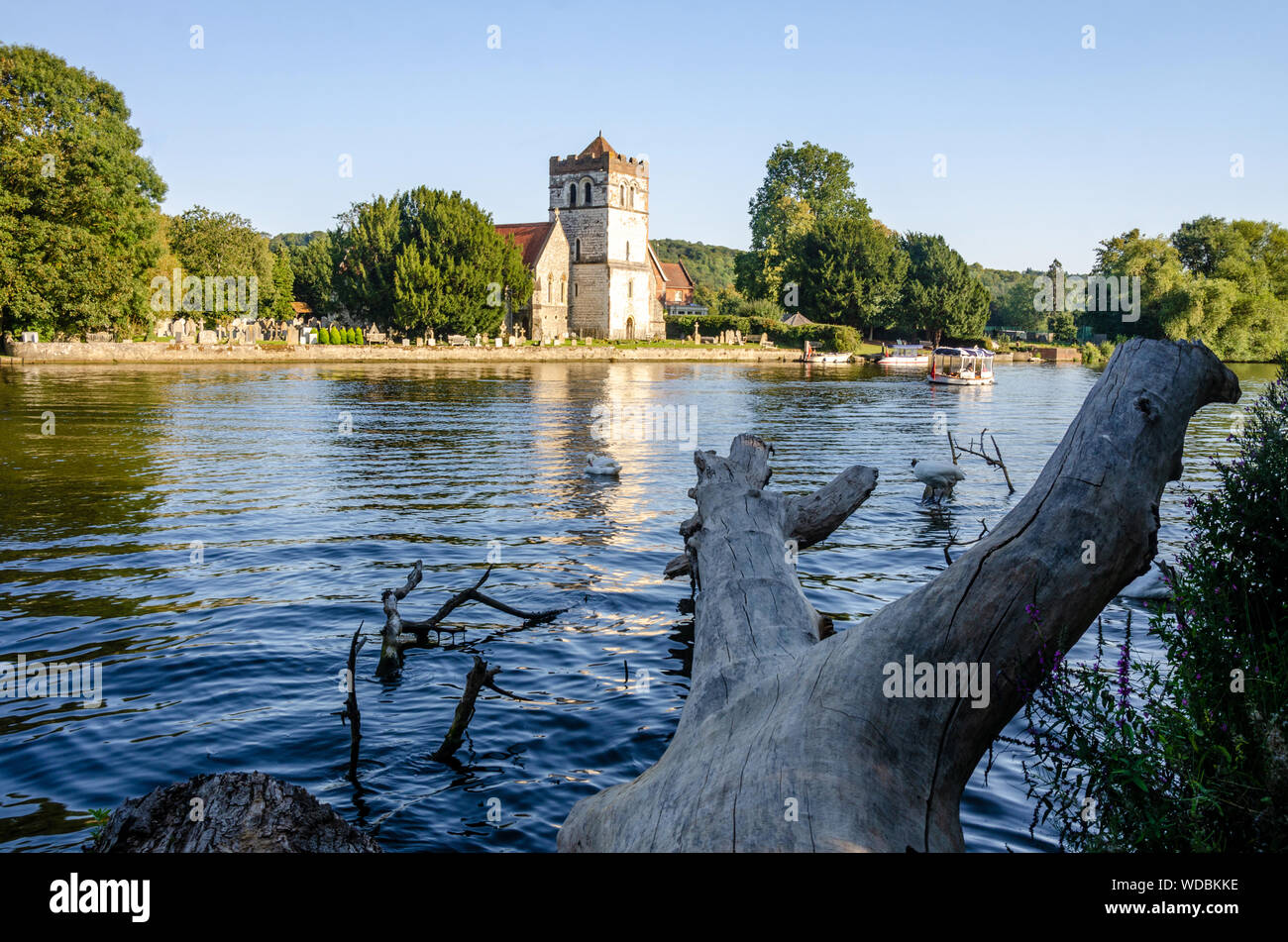 Una breve passeggiata lungo il Tamigi percorso da Marlow, è possibile vedere la Chiesa di tutti i santi a Bisham attraverso il fiume Tamigi. Foto Stock