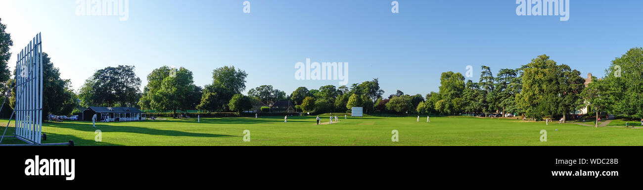 Una partita di cricket essendo giocato a Marlow nel Buckinghamshire, UK Foto Stock