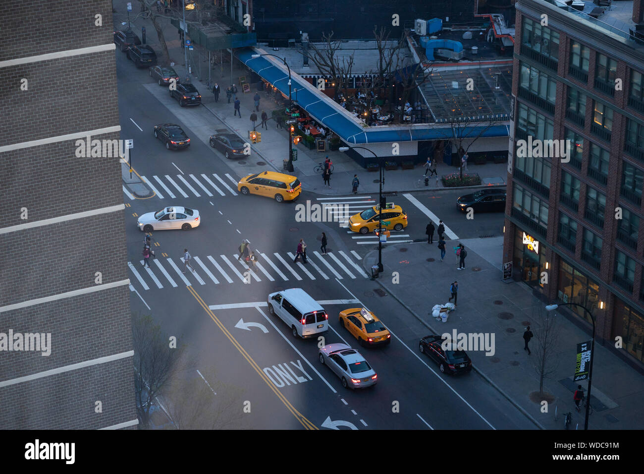 Auto e la segnaletica stradale su una strada di città visto da sopra Foto Stock