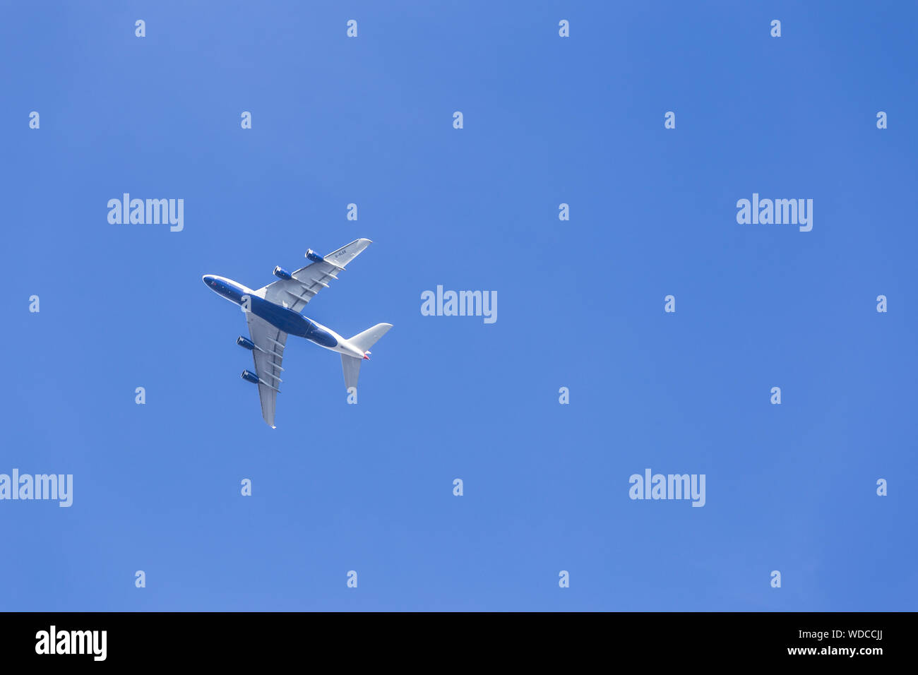 British Airways jet in volo nel cielo blu. Foto Stock