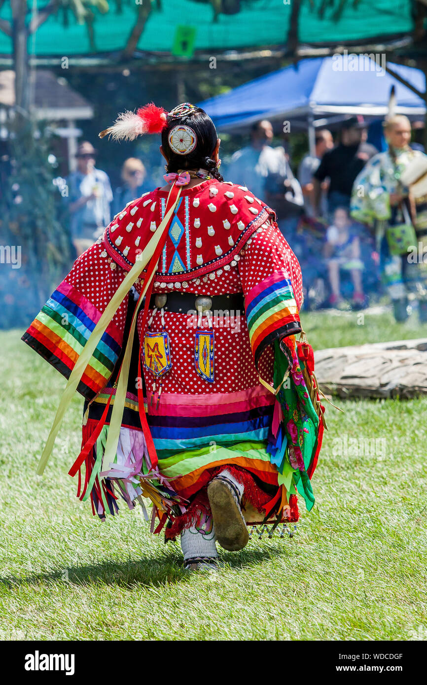 Prenotazione MASHANTUCKET, CT, Stati Uniti d'America Agosto 24, 2019: ballerino in native american abito da Schemitzun 2019 La ventottesima festa annuale del mais verde e danza Foto Stock