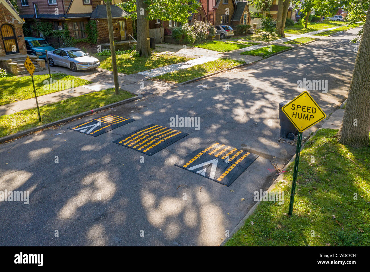 Detroit, Michigan - un 'speed gobba" installato in un quartiere residenziale. La città ha iniziato l'installazione di tali dispositivi su strade dove velocizzando ha Foto Stock