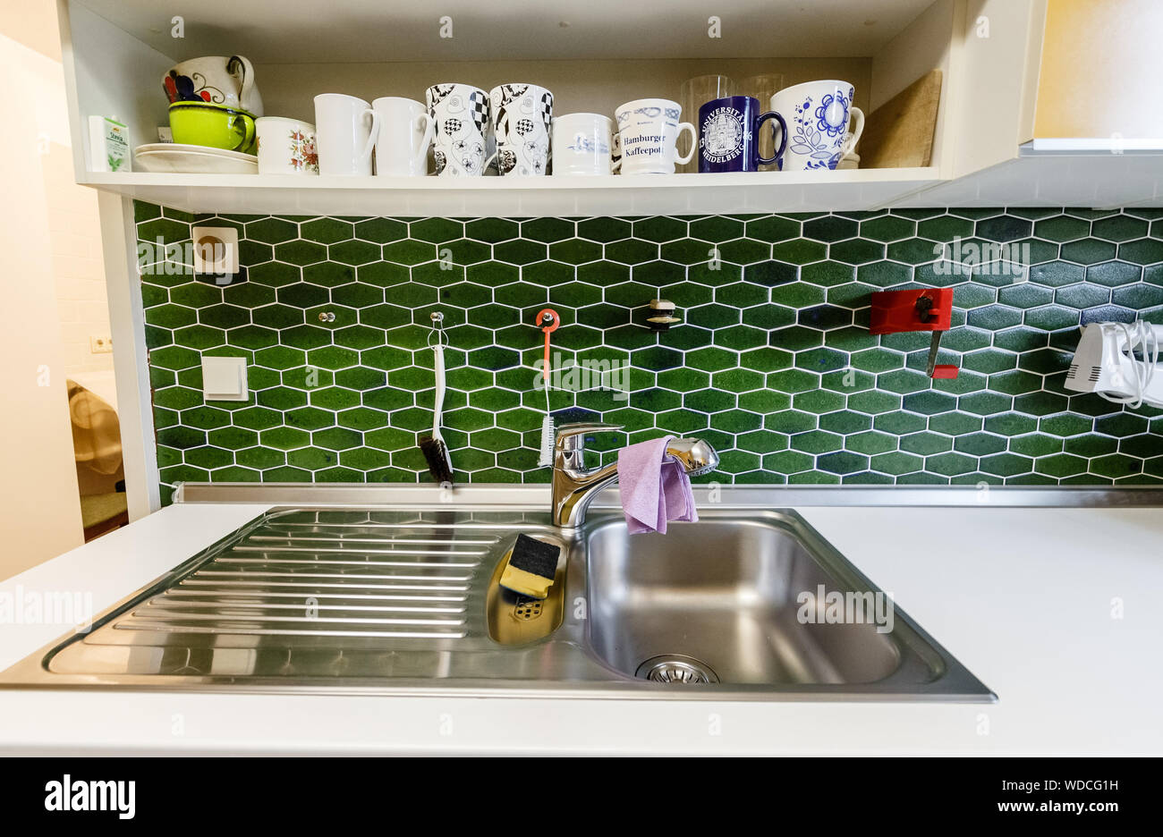 Griglia di asciugatura con piatti puliti sopra il lavandino in cucina Foto  stock - Alamy
