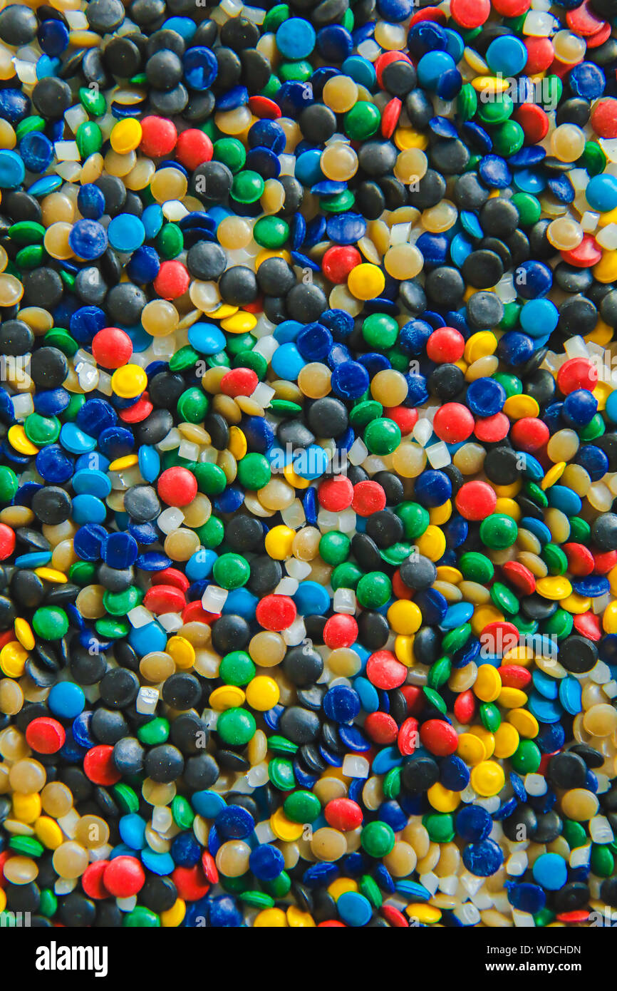 Industrial colorati colorante polimerico. Palline di plastica. Colorante per materie plastiche. Pigmento in plastica dei granuli di polietilene texture di sfondo. Foto Stock