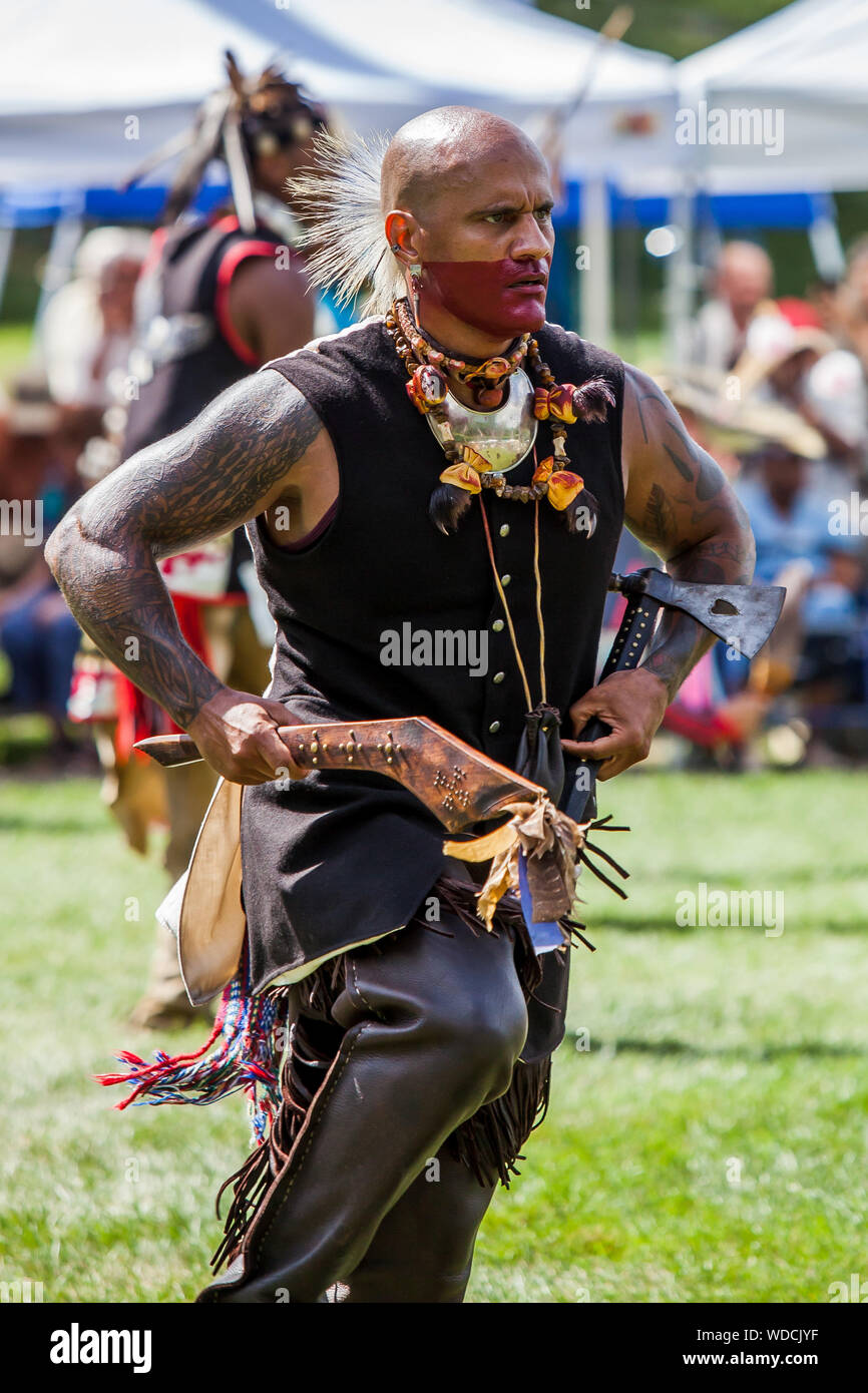 Prenotazione MASHANTUCKET, CT, Stati Uniti d'America Agosto 24, 2019: ballerini in native american abito da Schemitzun 2019 La ventottesima festa annuale del mais verde e danza Foto Stock