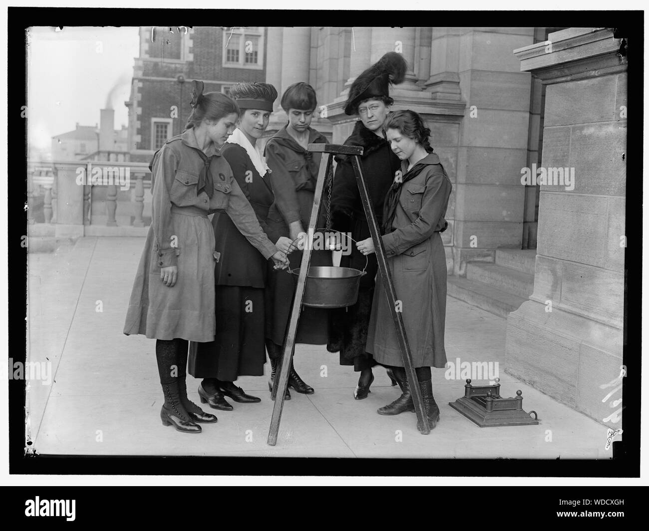 GIRL SCOUTS. MRS. MORGAN, POSTERIORE DESTRO Abstract/medio: 1 negativi : vetro 5 x 7 in. o più piccolo Foto Stock