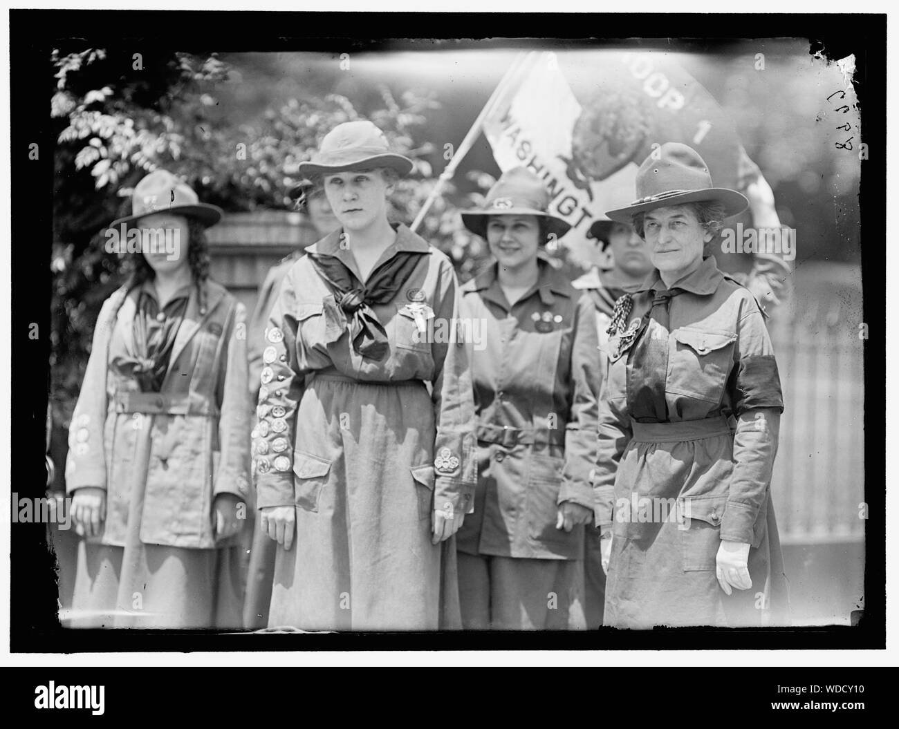 GIRL SCOUTS. Truppa #1. MRS. JULIETTE BASSA, fondatore di destra PUTSSKE ELENORE, CENTRO EVALINE SGUARDO, 2ND da destra Abstract/medio: 1 negativi : vetro 5 x 7 in. o più piccolo Foto Stock