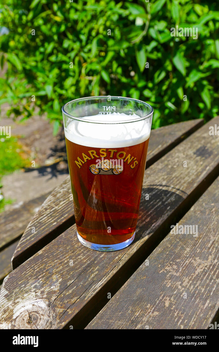 Una pinta di Marston il pedigree pale ale o real ale o birra Foto Stock