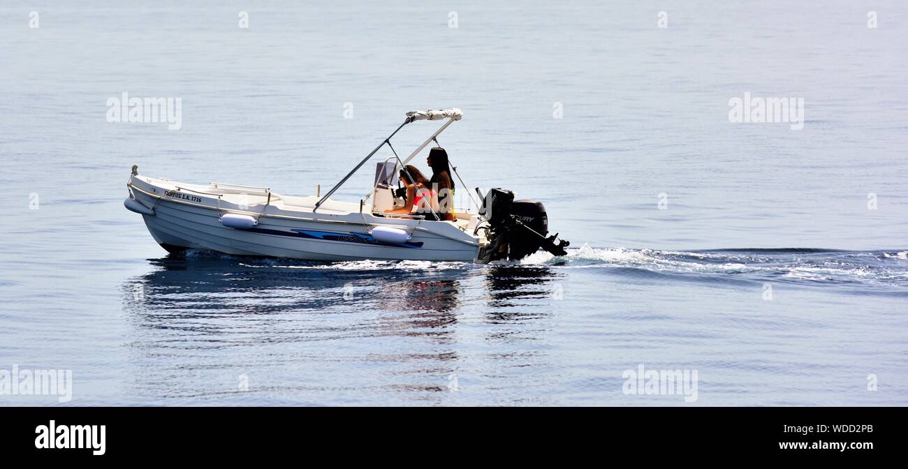 I turisti su una vacanza in barca a noleggio, Corfu, isole Ionie, Grecia Foto Stock