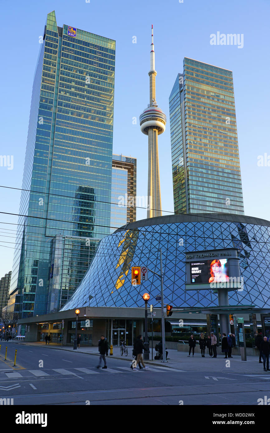 TORONTO, Canada -27 MAR 2019- vista giorno del landmark CN Tower, le comunicazioni e la torre di osservazione situato nel centro cittadino di Toronto, Ontario, Canada. Foto Stock