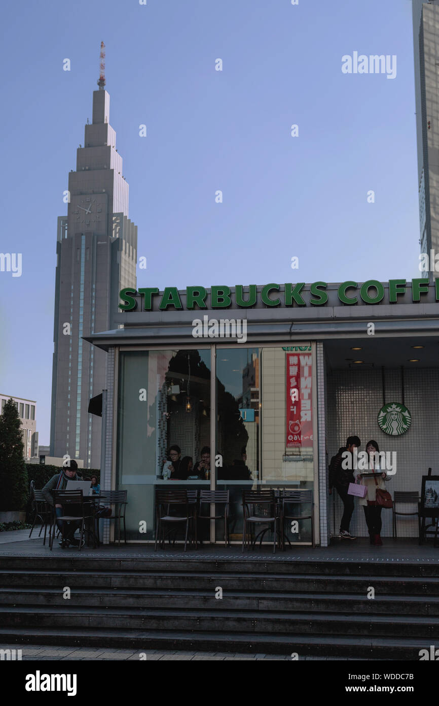 Al di fuori del caffè Starbucks in Shibuya City, Yoyogi, Tokyo. Foto Stock