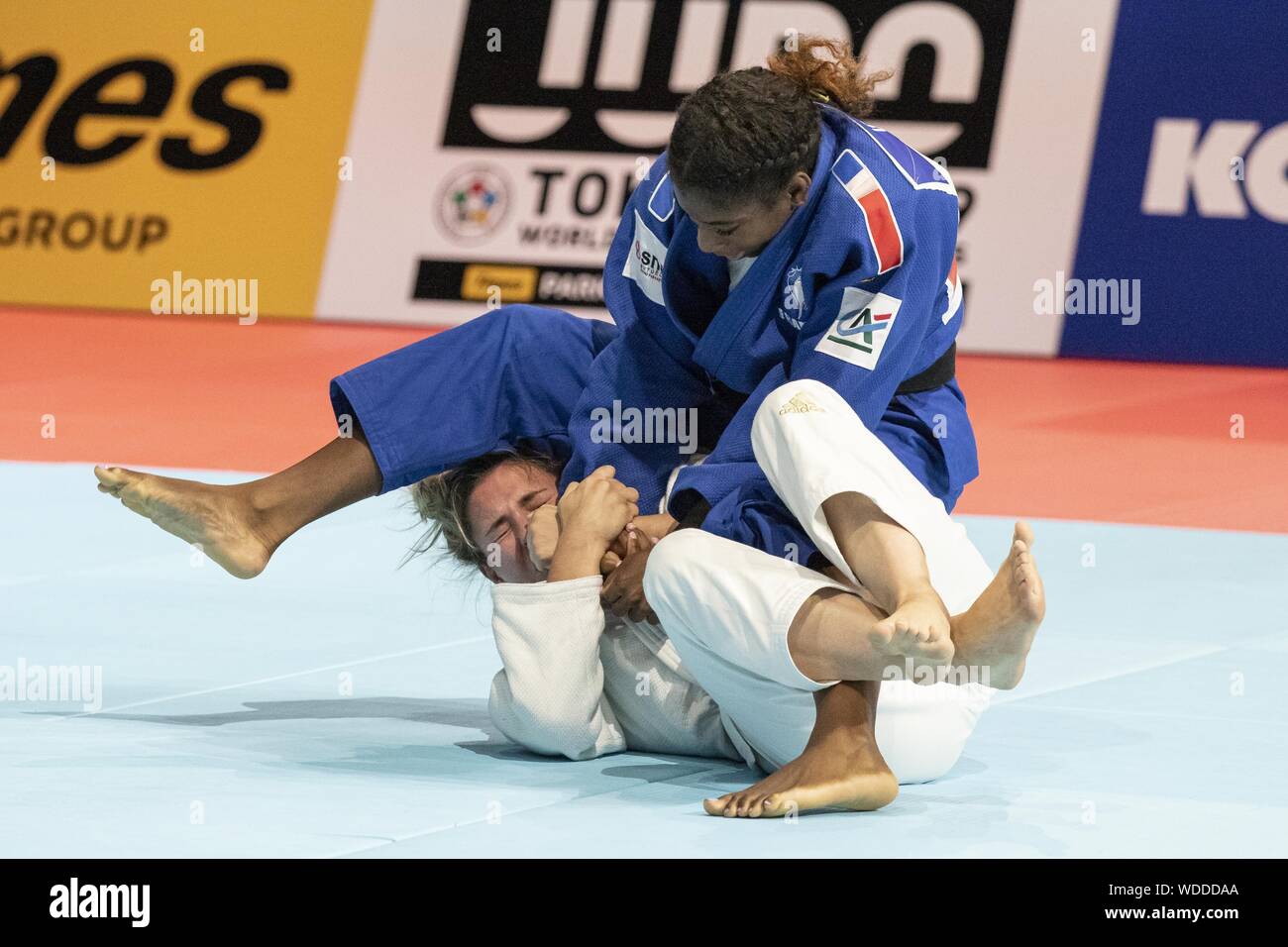 Tokyo, Giappone. Il 29 agosto, 2019. Marie Eve Gahie (FRA) combatte contro Barbara Timo (POR) durante la finale di donna categoria -70kg al mondo campionati di Judo Tokyo 2019 nel Nippon Budokan. Il mondo dei campionati di Judo Tokyo 2019 si terrà dal 25 agosto al 1 settembre. Credito: Rodrigo Reyes Marin/ZUMA filo/Alamy Live News Foto Stock