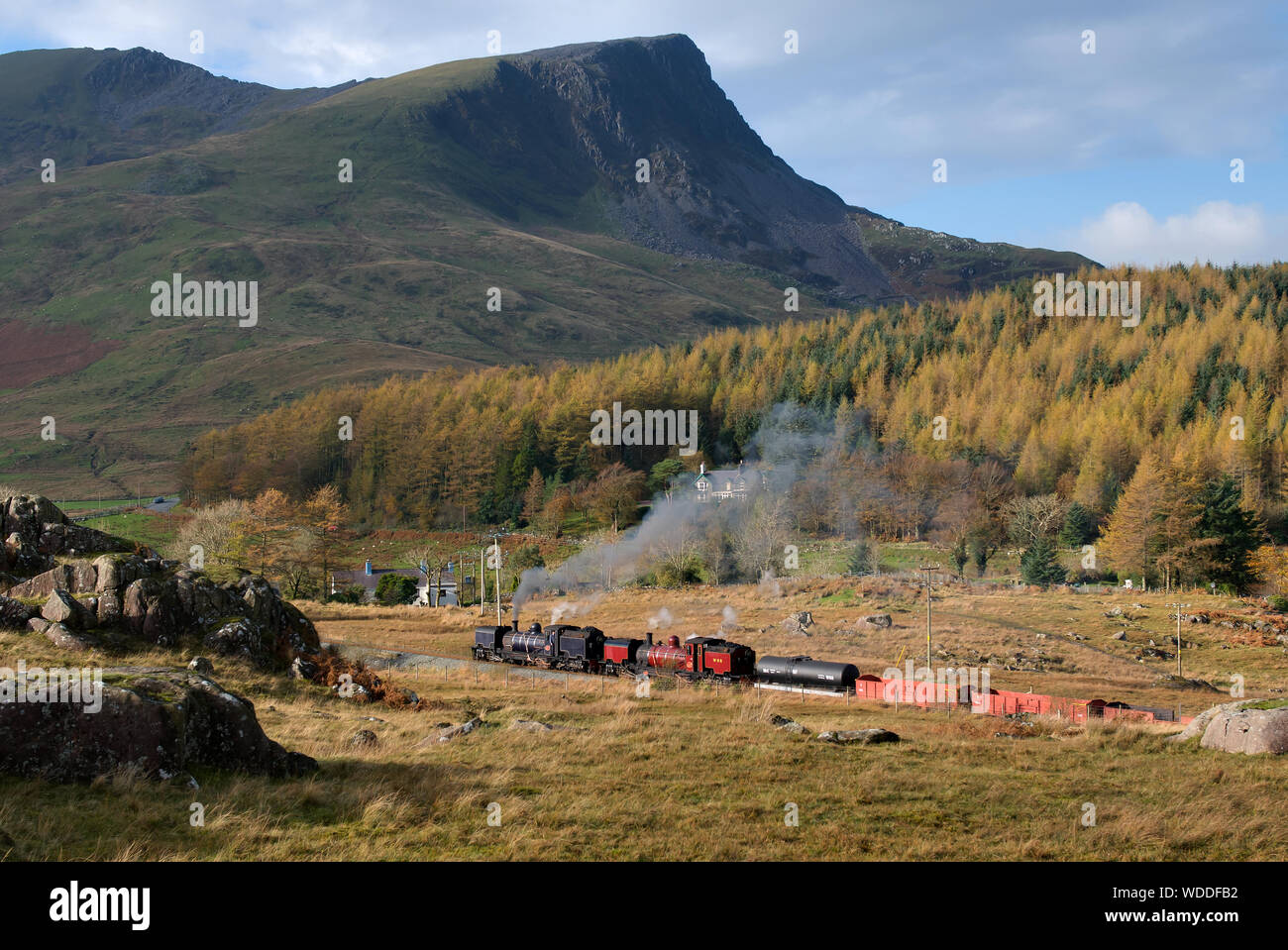 Un treno di merci sul Welsh Highland Railway Foto Stock