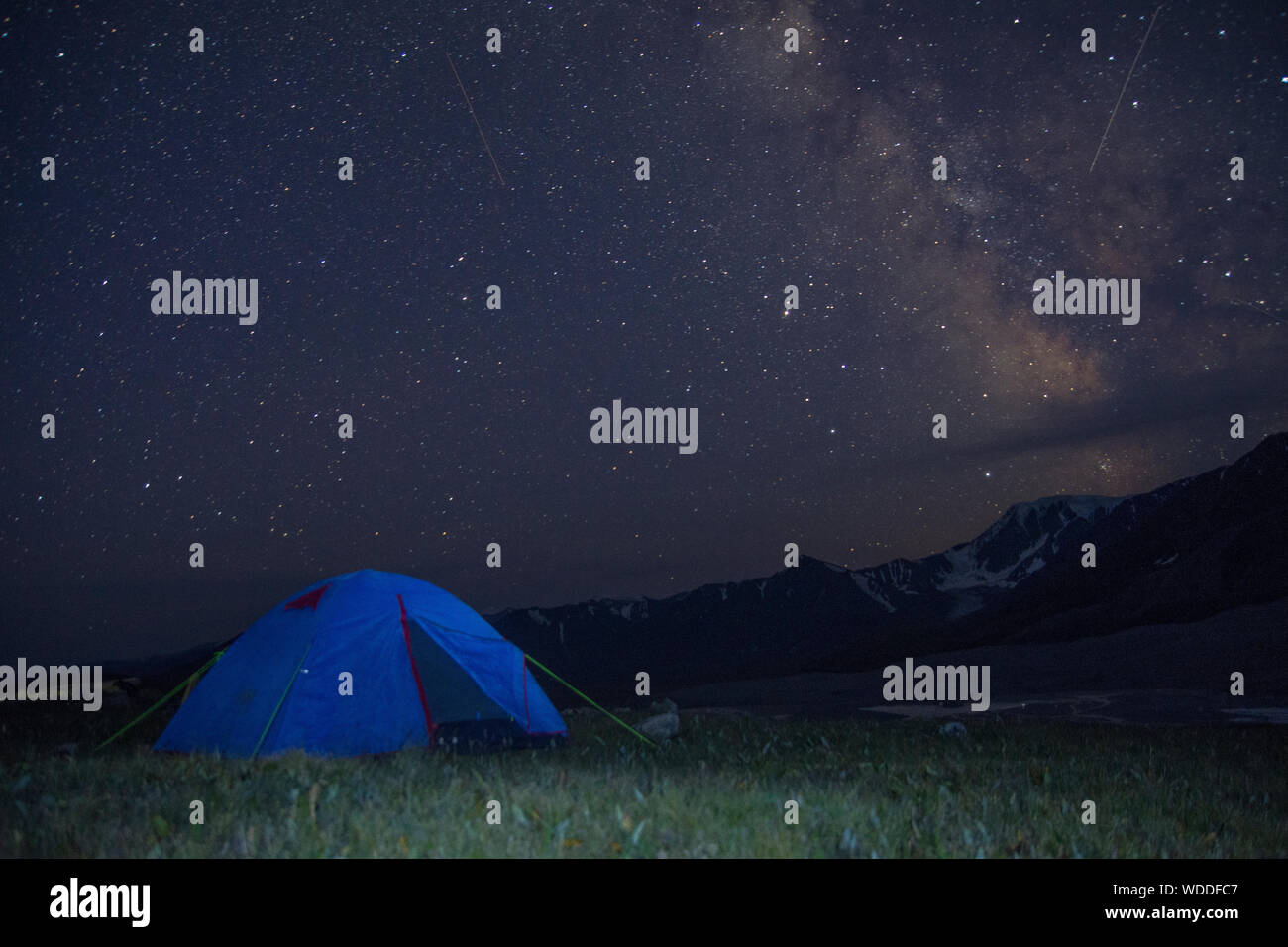 Tenda sotto le stelle nelle montagne di Altai e Mongolia Foto Stock