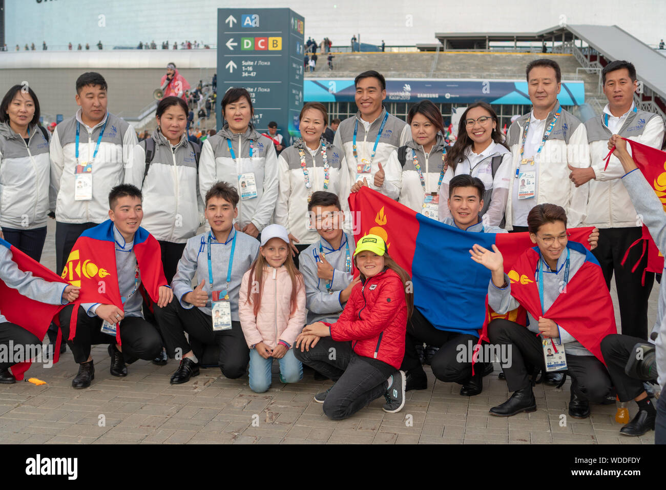 La Russia, Kazan - Agosto 27, 2019: un gruppo di partecipanti campionato dalla Mongolia con ventole russo nella zona della ventola durante il WorldSkills Kazan 201 Foto Stock