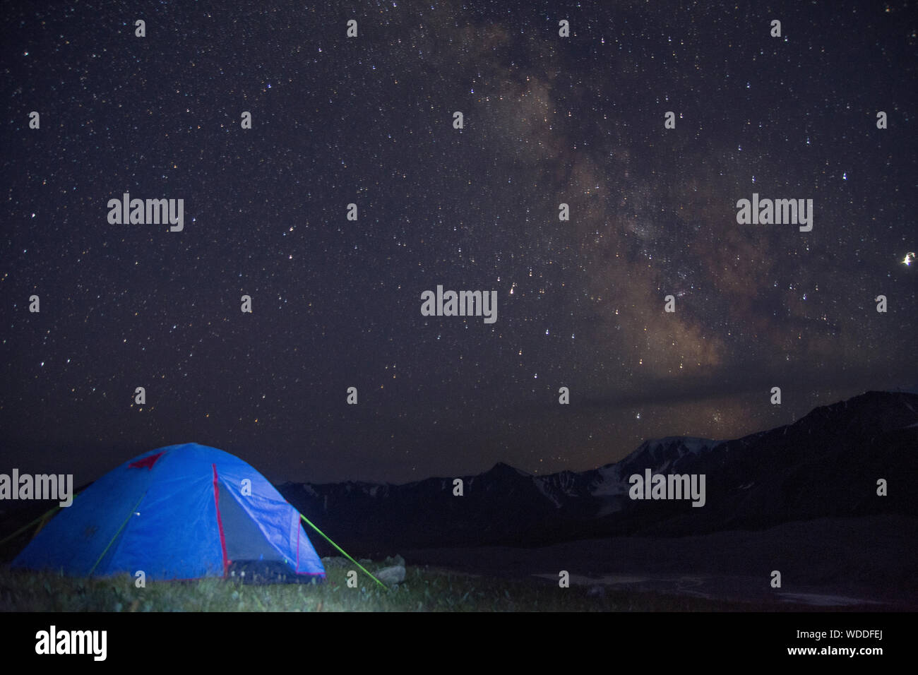 Tenda sotto le stelle nelle montagne di Altai e Mongolia Foto Stock