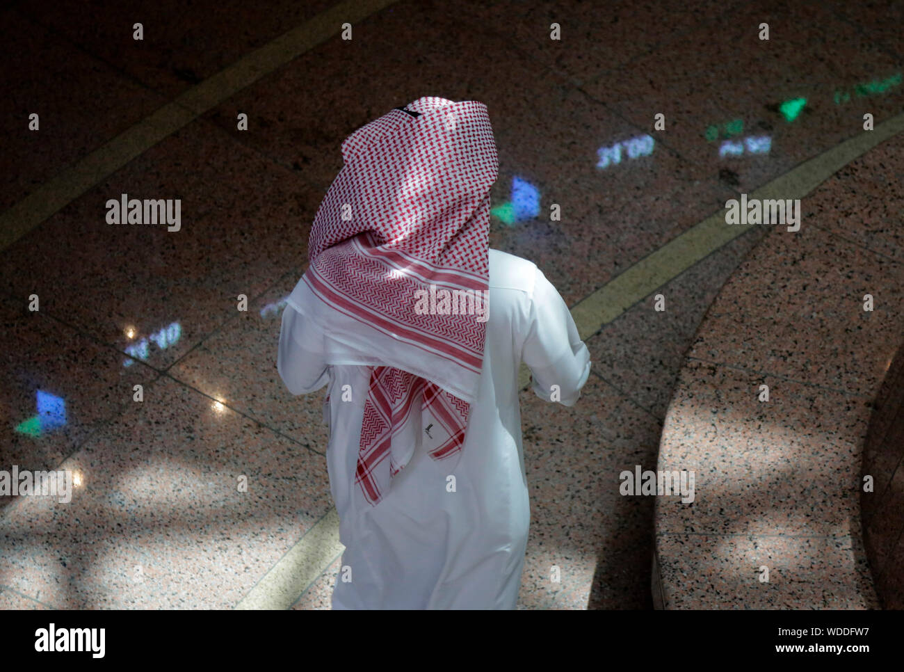 Un saudita uomo cammina al Tadawul Arabia Stock Exchange, in Riyadh, Arabia Saudita, lunedì, 15 giugno 2015. Foto Stock