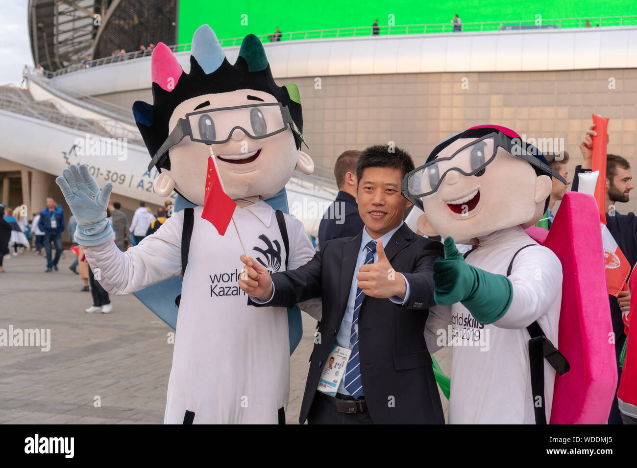 La Russia, Kazan - Agosto 27, 2019: Ritratto di una ventola cinese con animatori con l'emblema del campionato nella zona della ventola durante il WorldSkills Kazan 20 Foto Stock