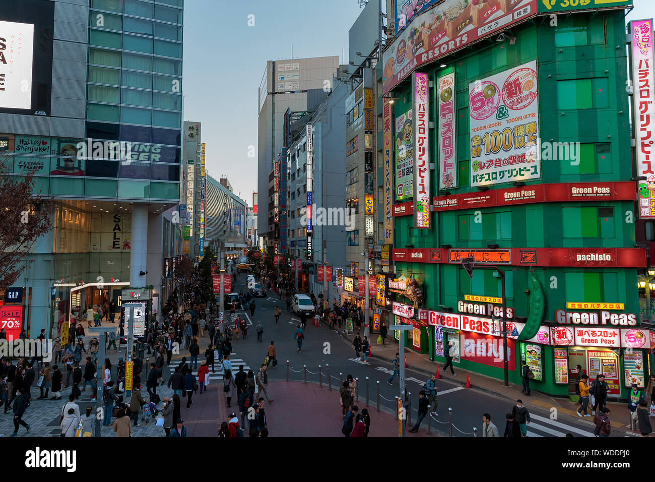 Le persone e i negozi a Shinjuku City si trova vicino a Shinjuku stazione ferroviaria nel centro di Tokyo. Foto Stock