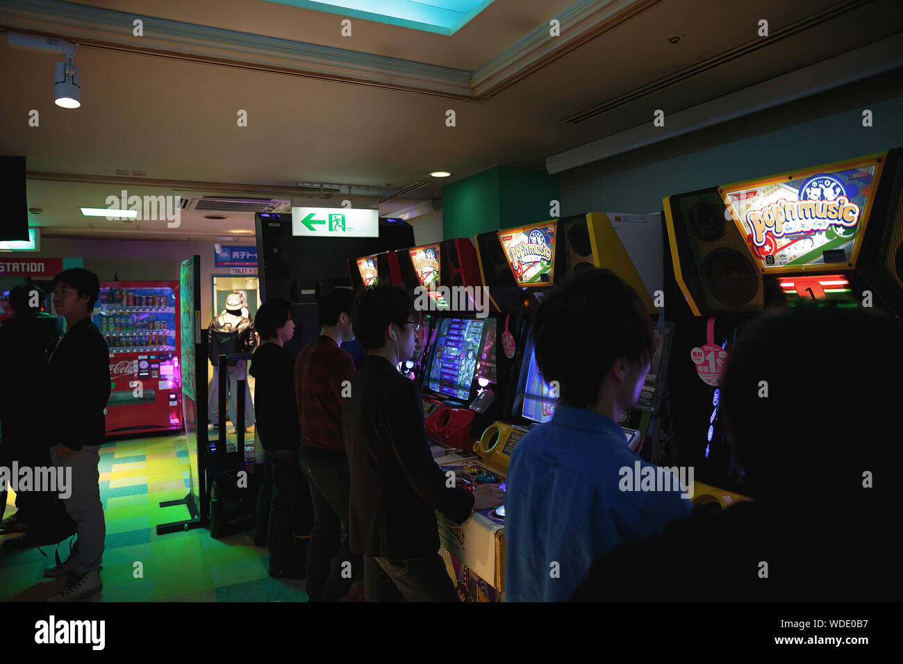 Giovani giocare Pop'n musica Konami arcade game all'interno di Taito arcade store. Foto Stock