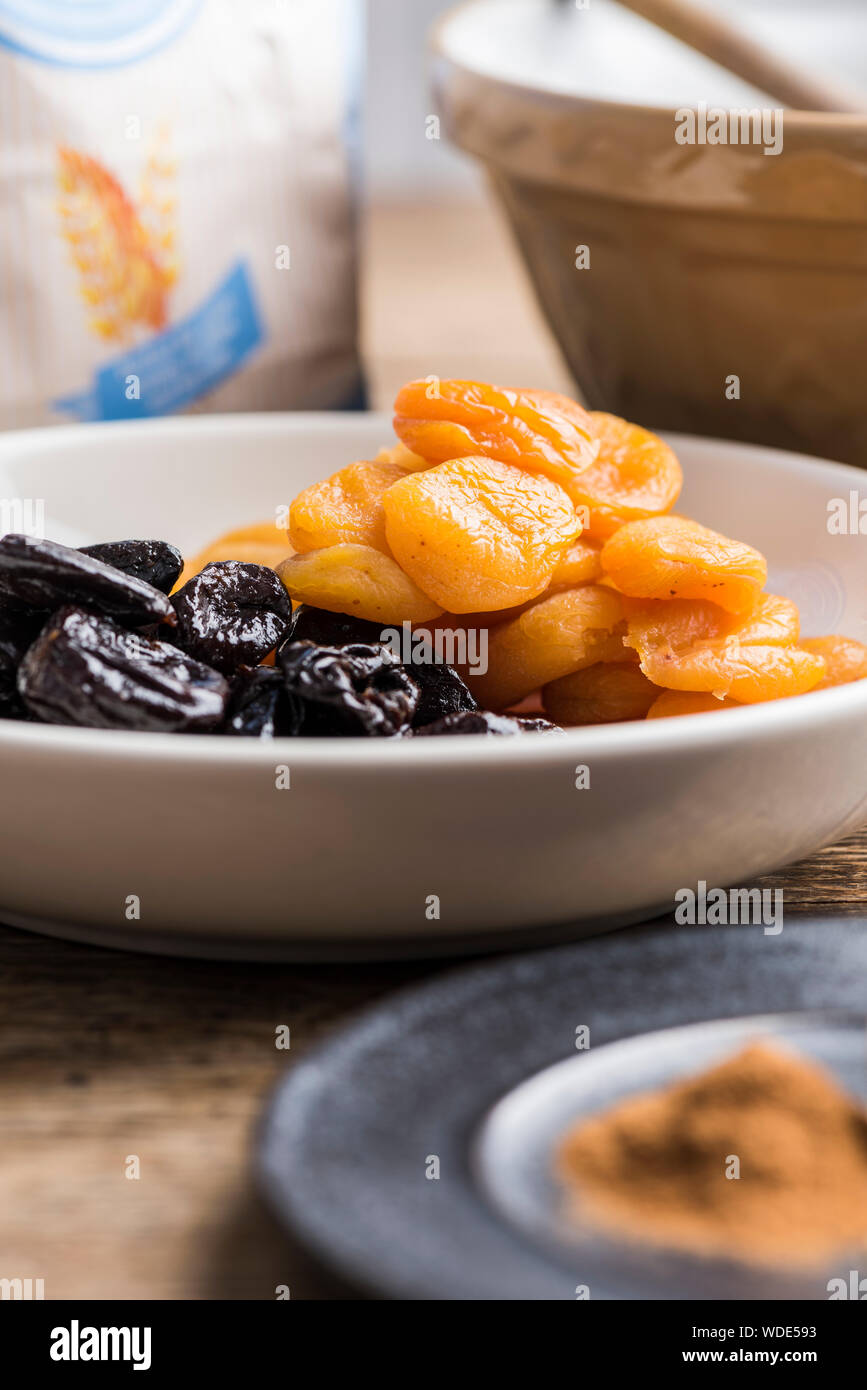 Frutta secca, torta ingredienti, la vaschetta di miscelazione. Foto Stock