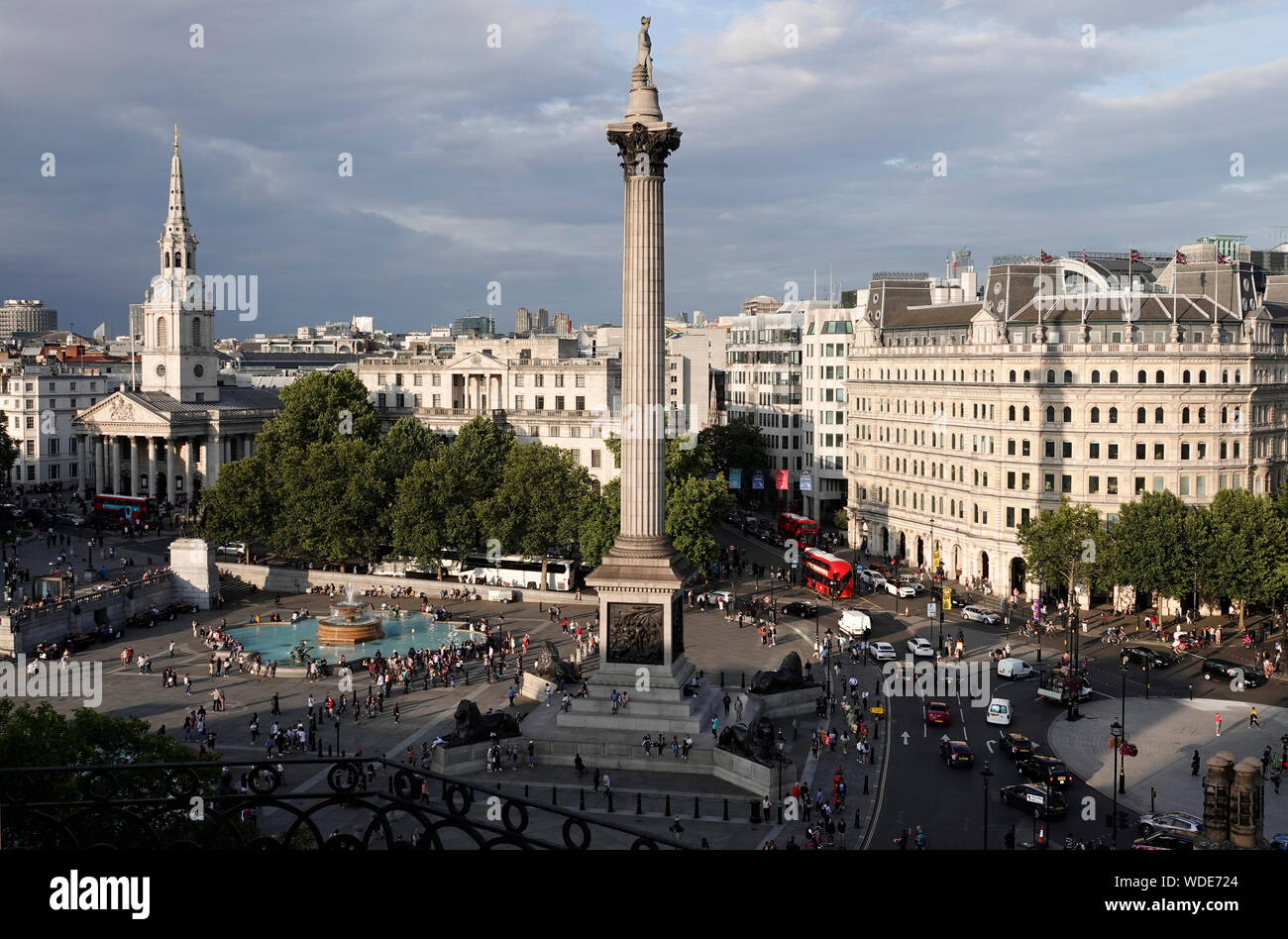 Londra, UK 31 Luglio, 2019 Vista su Trafalgar Square in una calda serata estiva che mostra con orgoglio del luogo di Nelson's colonna Foto Stock