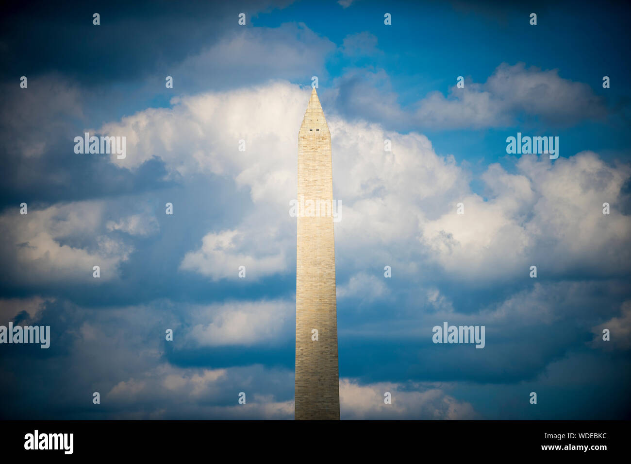 Scenic blue sky close-up del Monumento di Washington con un luminoso le nubi di estate a Washington DC, Stati Uniti d'America Foto Stock