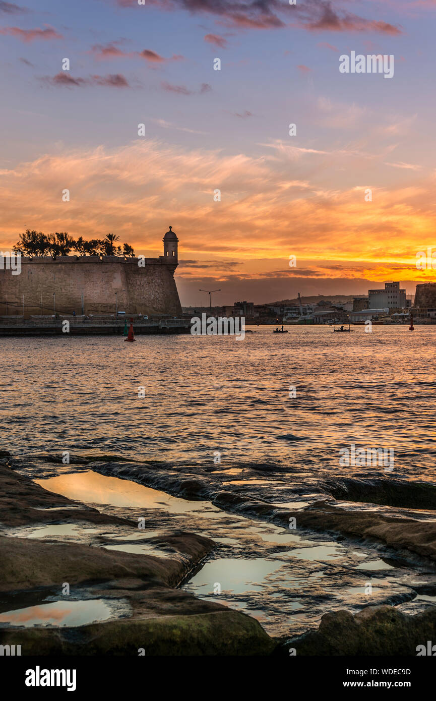 La Valletta, Malta al tramonto, visto attraverso il porto dalla vittoria. Foto Stock