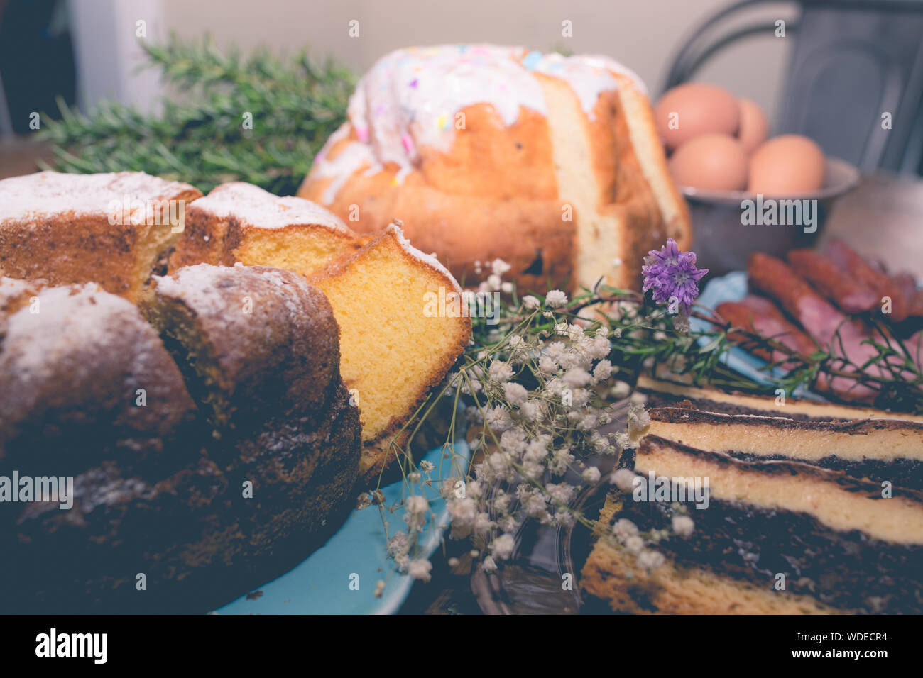 Close-up di bunt torta con su tavola Foto Stock