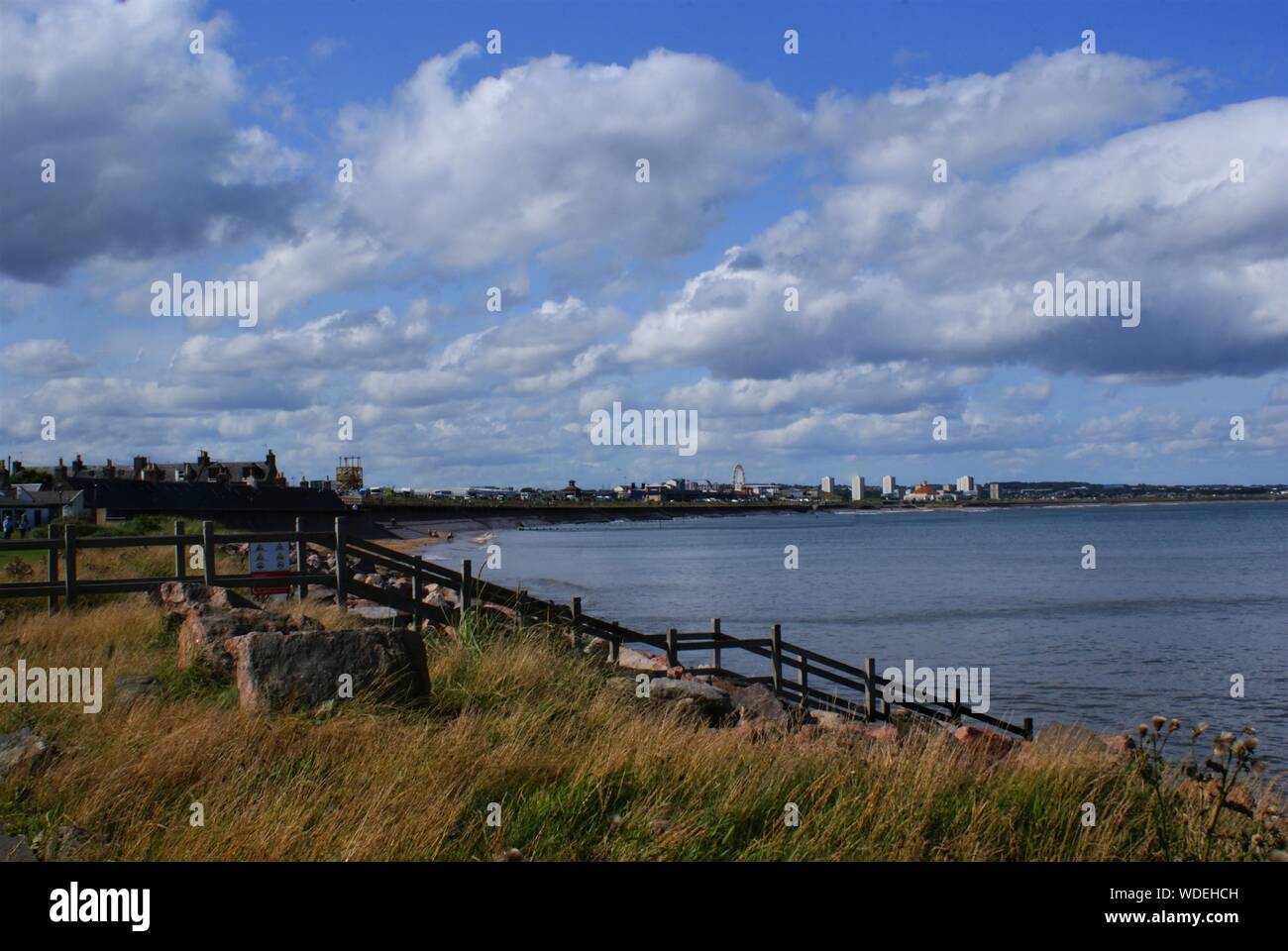 Aberdeen Pier e la spiaggia con la fiera in distanza, Agosto 2019 Foto Stock