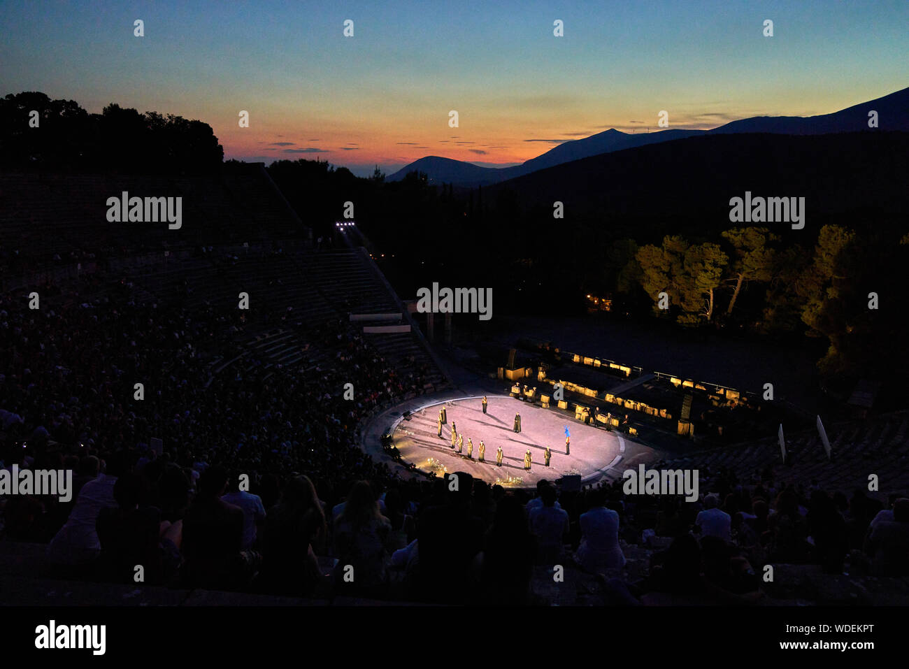 Performance serale di un antico gioco greco del IV secolo A.C. al teatro Epidavros in Grecia Foto Stock