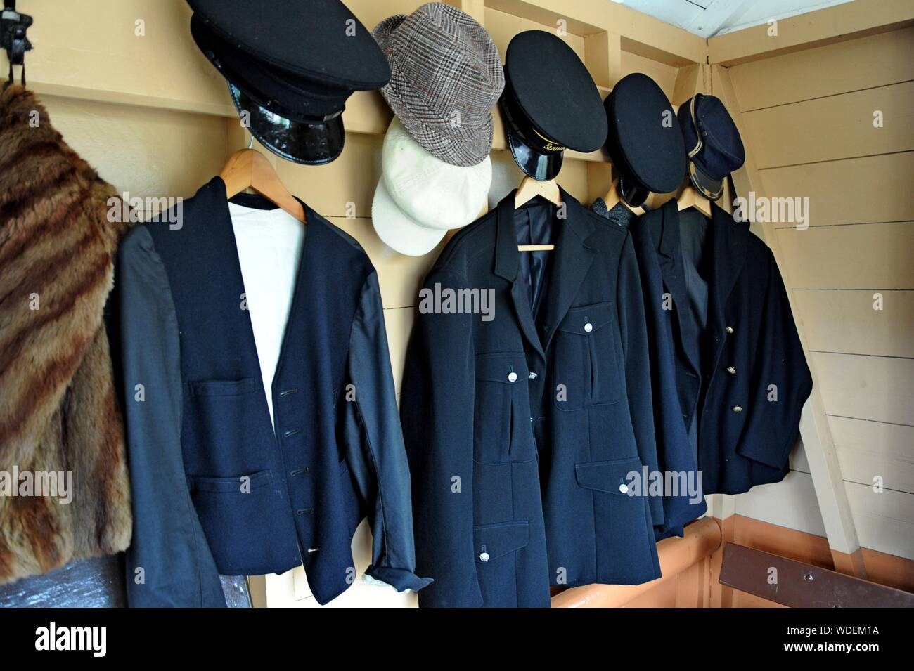 Un display di vintage GWR divise ferroviarie a Didcot Railway Centre, Oxfordshire Foto Stock