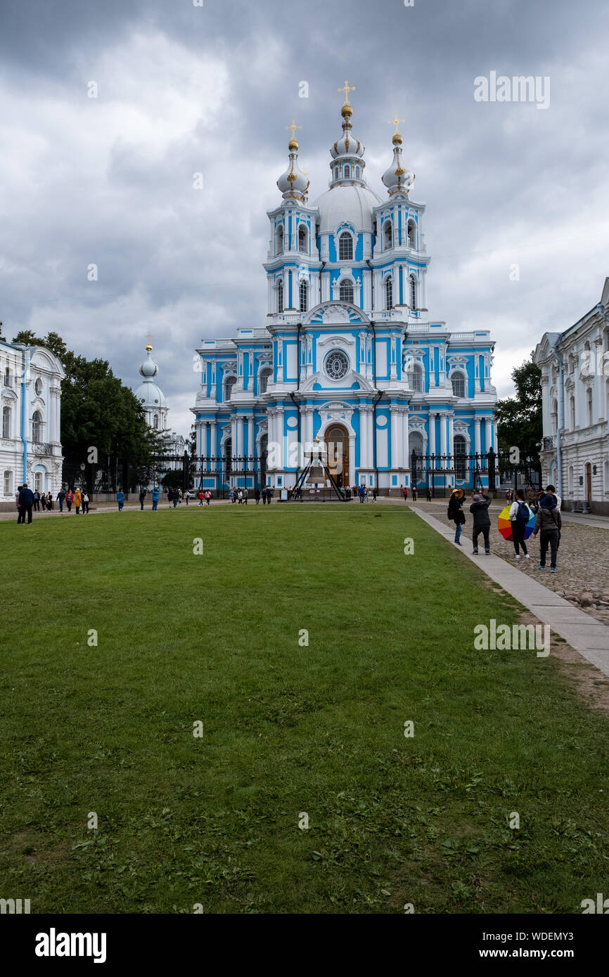 ST. PETERSBURG, Russia - 4 agosto 2019: Smolny convento o convento della risurrezione, situato sulla riva del fiume Neva, consiste di una cattedra Foto Stock ST. PETERSBURG, Russia - 4 agosto 2019: Smolny convento o convento della risurrezione, situato sulla riva del fiume Neva, consiste di una cattedra Foto Stock