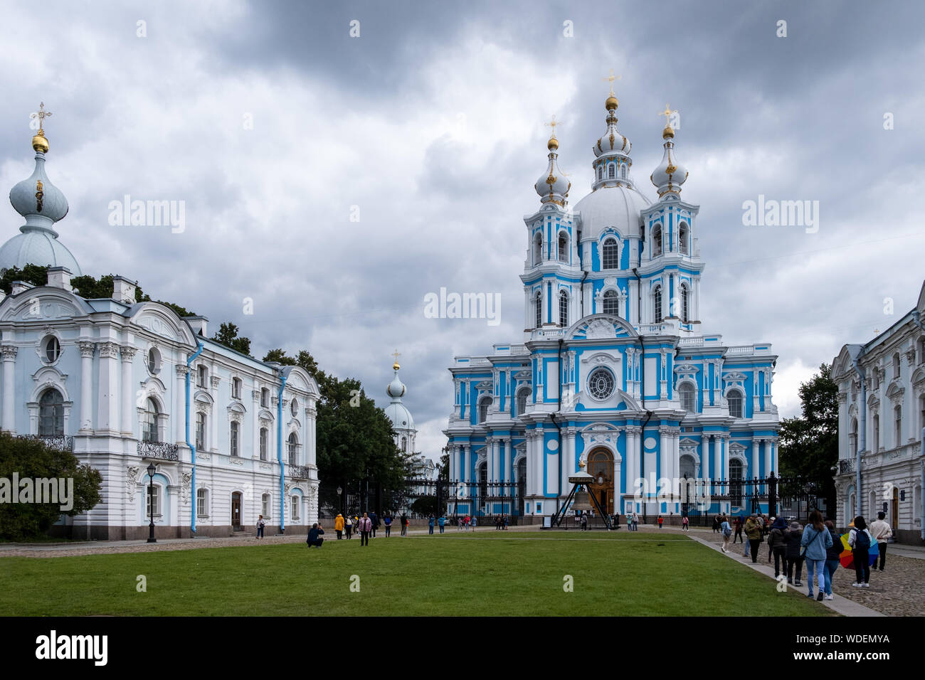 ST. PETERSBURG, Russia - 4 agosto 2019: Smolny convento o convento della risurrezione, situato sulla riva del fiume Neva, consiste di una cattedra Foto Stock ST. PETERSBURG, Russia - 4 agosto 2019: Smolny convento o convento della risurrezione, situato sulla riva del fiume Neva, consiste di una cattedra Foto Stock