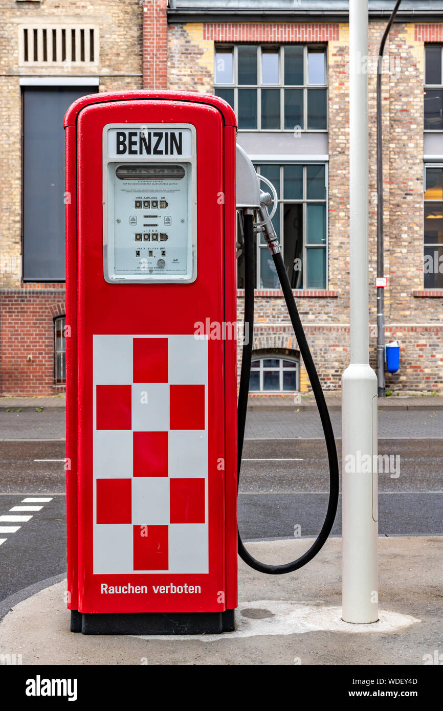 Un splendidamente conservati Art Deco / Modernista stazione di benzina nel quartiere di Ostend di Francoforte. Apparentemente si tratta di una replica, ma ancora sorprendente! Foto Stock