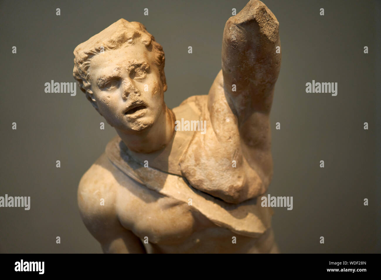 Antica scultura Greca e Romana in esposizione presso il Museo Archeologico Nazionale di Atene Foto Stock