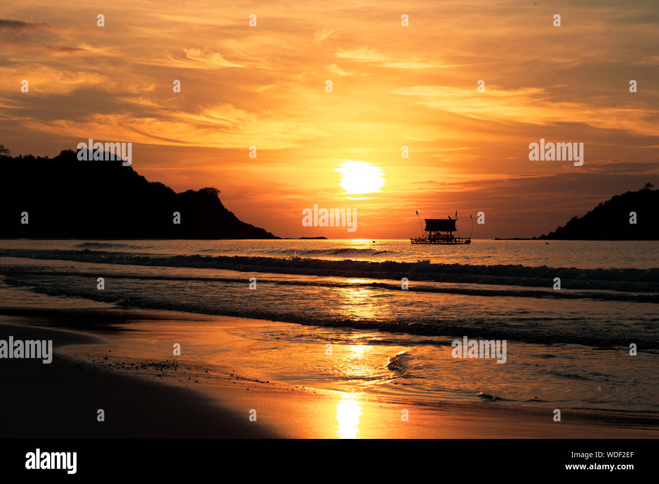 Stagliano nave su uno sfondo di tramonto dorato. Tramonto, Filippine. In riva al mare. Foto Stock