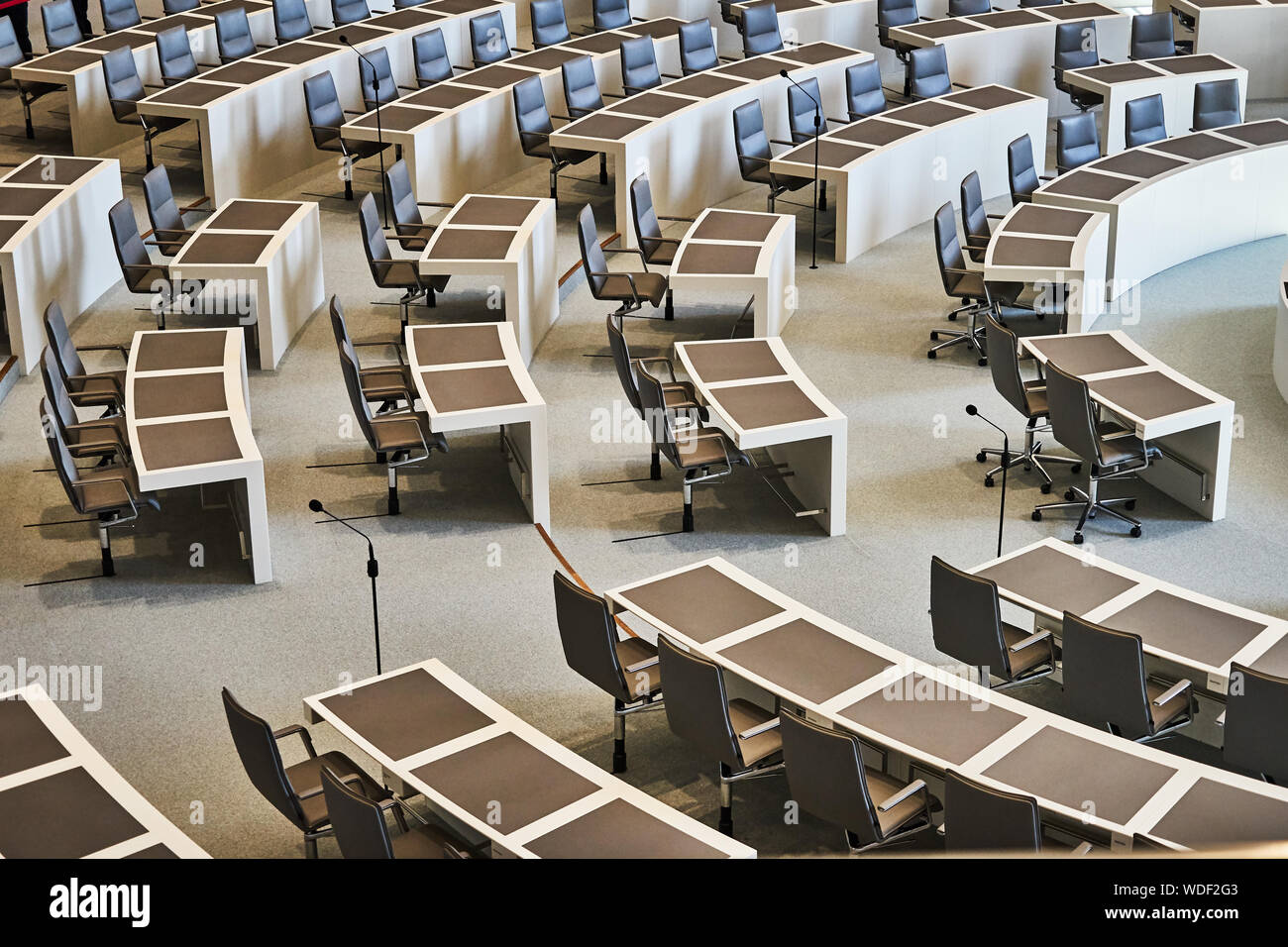 Hannover, Germania, Agosto 24, 2109: riga vuota di sedie e tavoli di lavoro nel plenum della Bassa Sassonia il Parlamento alla Open Day Foto Stock