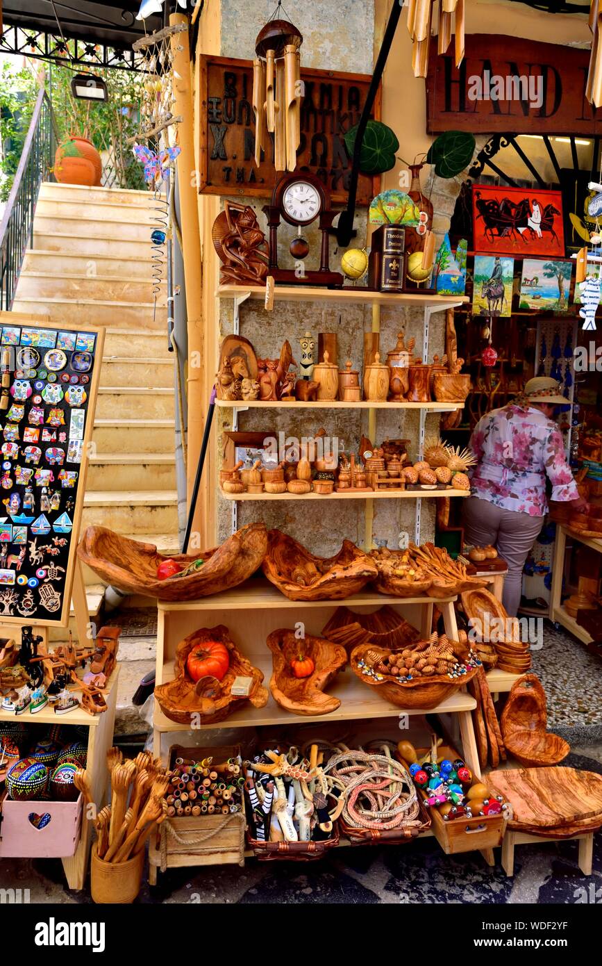 Corfu Old Town,in legno di olivo souvenir shop,strada stretta,negozi,CORFU, ISOLE IONIE,isole greche,Grecia Foto Stock