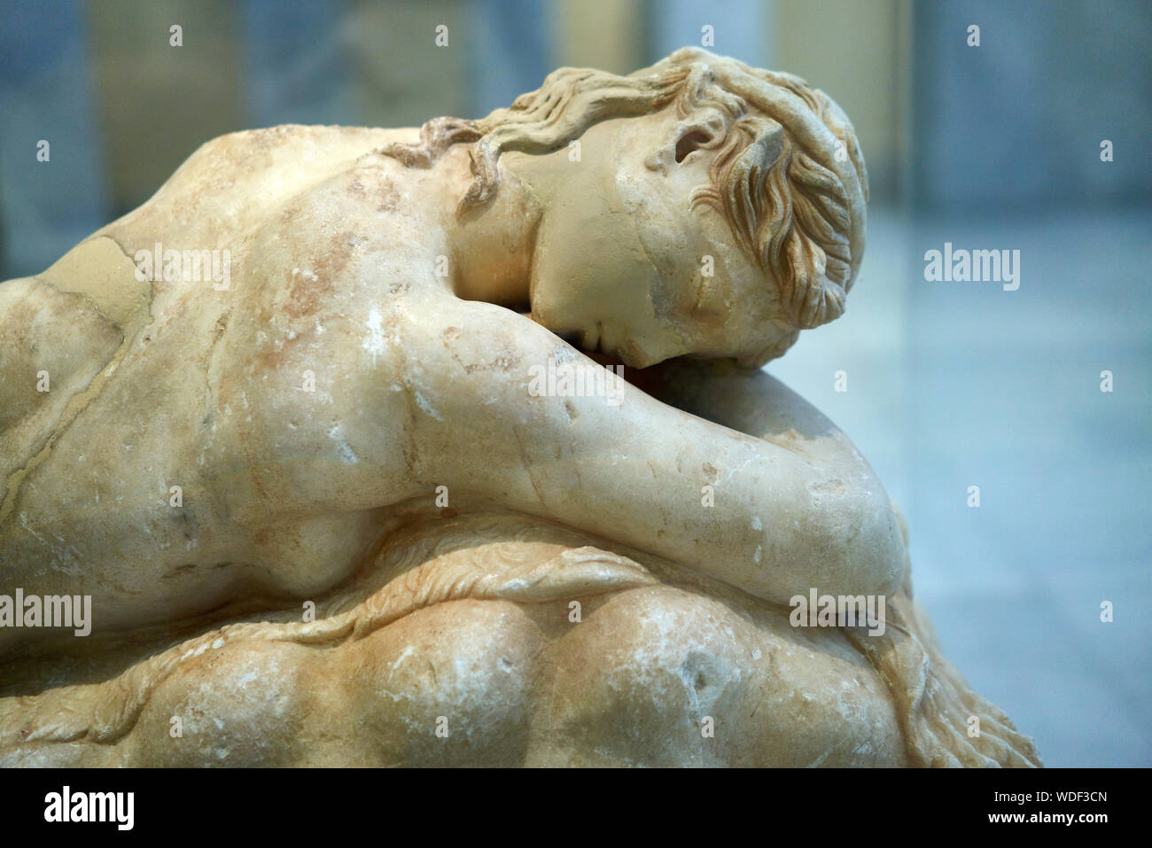 Statua romana di un recling ermafroditi nel museo archeologico nazionale di Atene Foto Stock