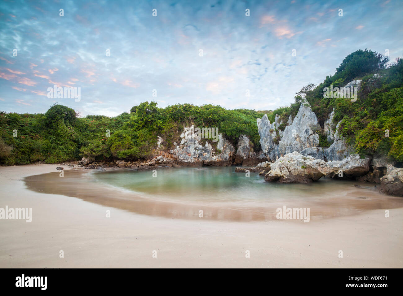 L'interno Spiaggia di Gulpiyuri vicino a navate, Asturias, Spagna Foto Stock