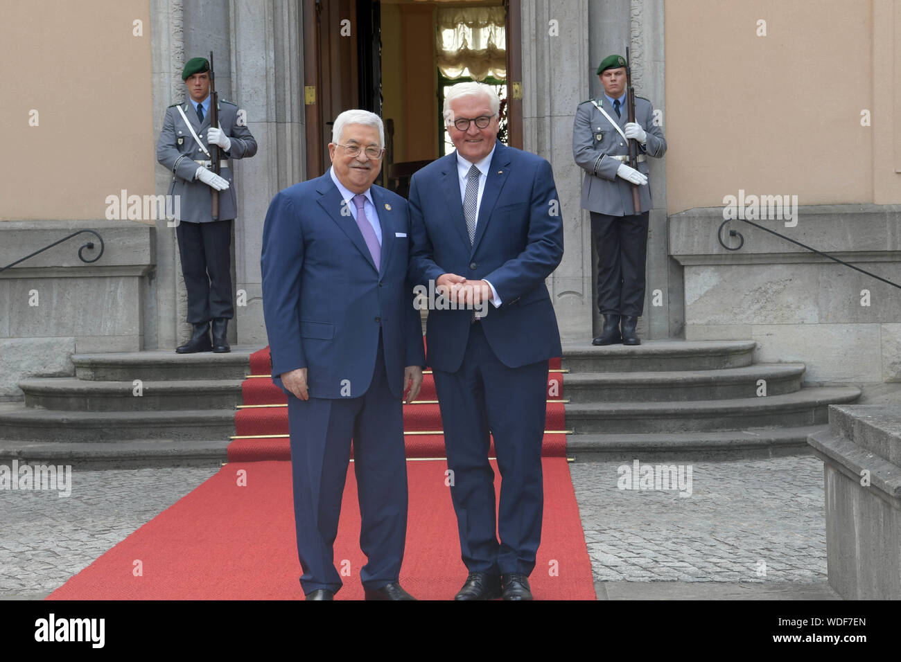 (190829) -- Berlino, il 29 agosto 2019 (Xinhua) -- il presidente palestinese Mahmoud Abbas (L) incontra il Presidente tedesco Frank-Walter Steinmeier a Berlino, Germania, il 29 agosto 2019. (Str/Xinhua) Foto Stock