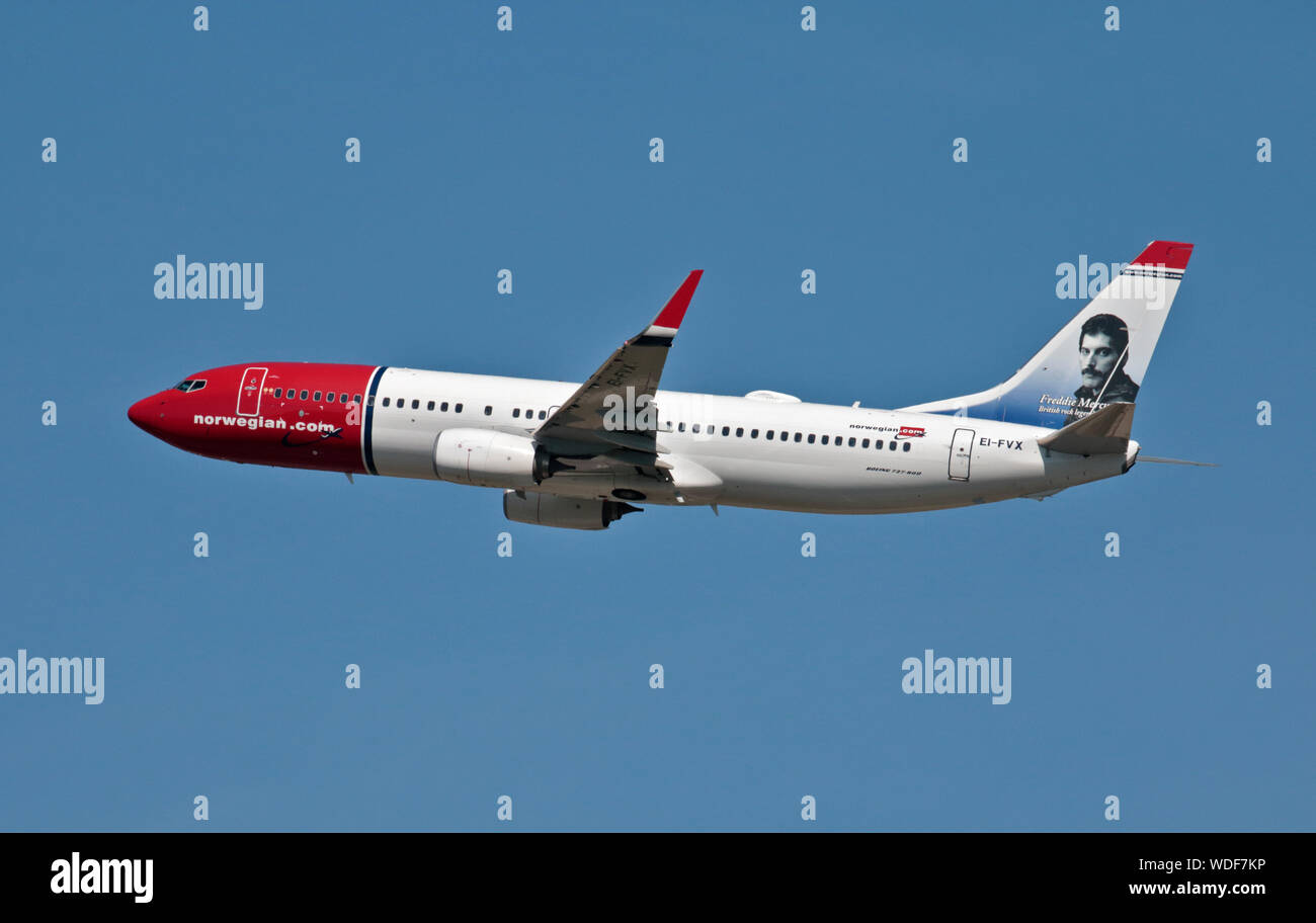 Norwegian Air International Boeing 737-8JP (Freddie Mercury livrea) Foto Stock
