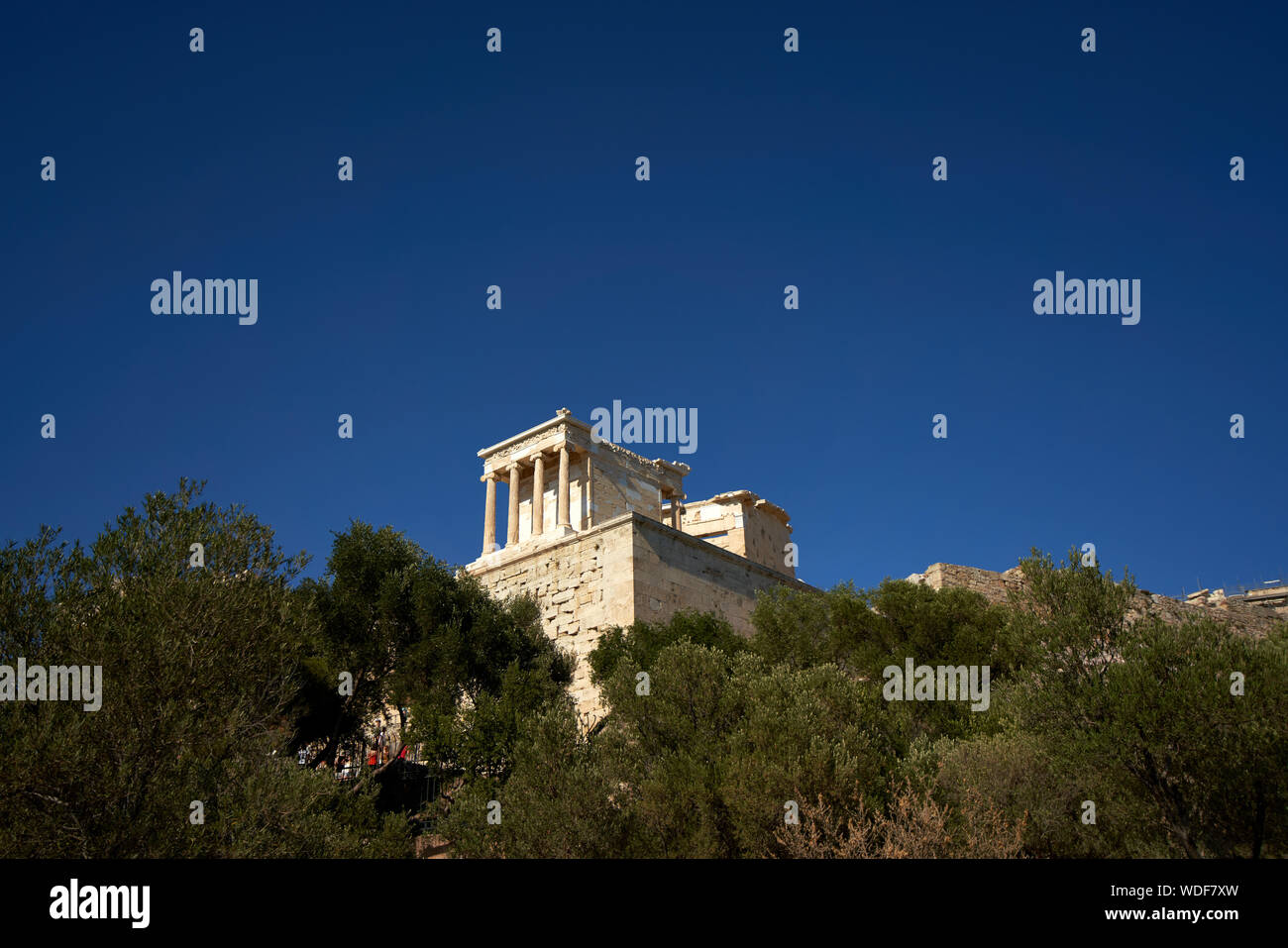 Tempio di Atena Nike vicino all'entrata dell'acropoli di Atehns, Grecia Foto Stock