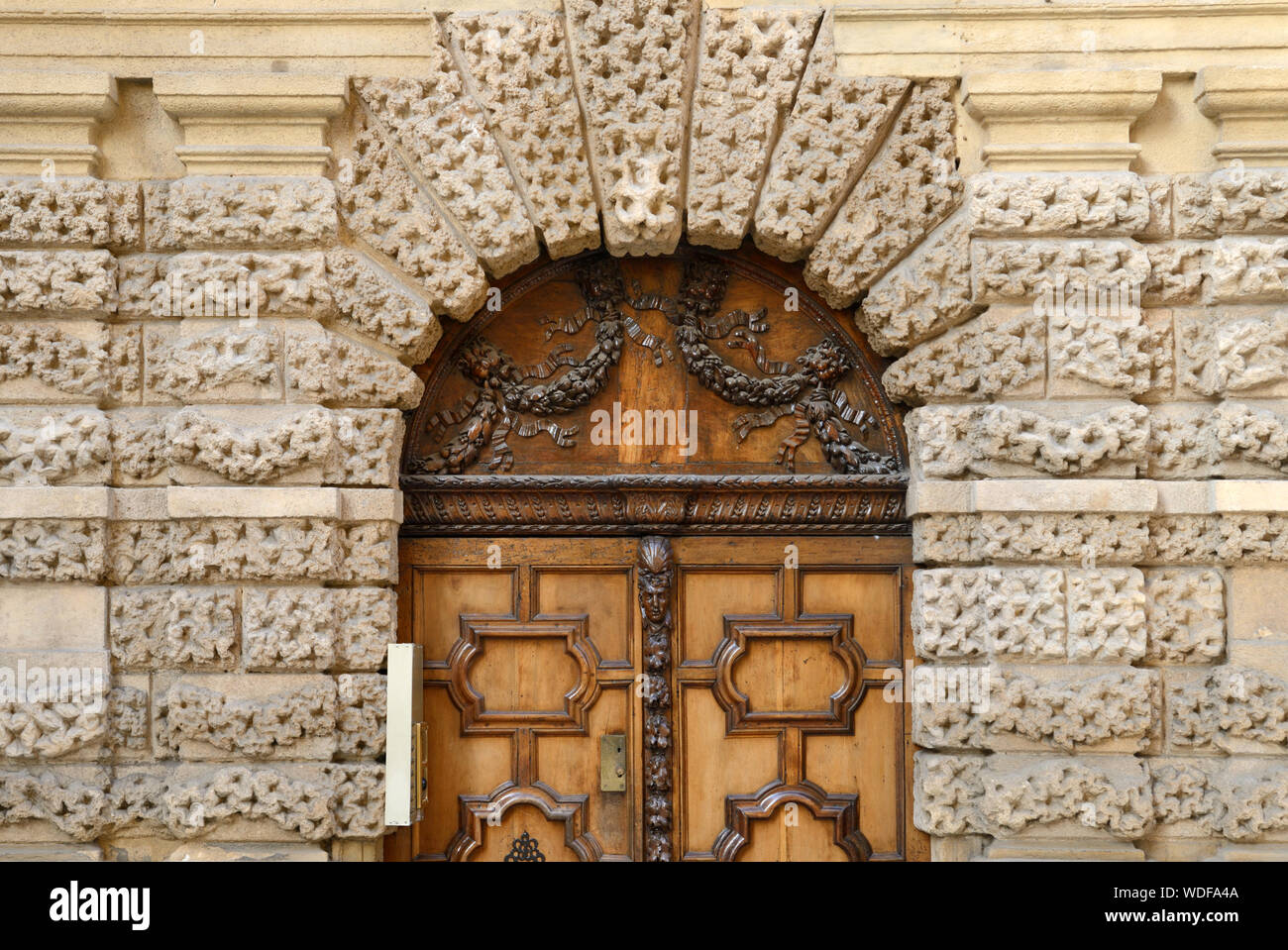 Stile rinascimentale italiano, manierista o barocca Porta di ingresso o porta anteriore (1620) Hôtel Croze Peyronetti da Jean Lombard Aix-en-Provence Francia Foto Stock