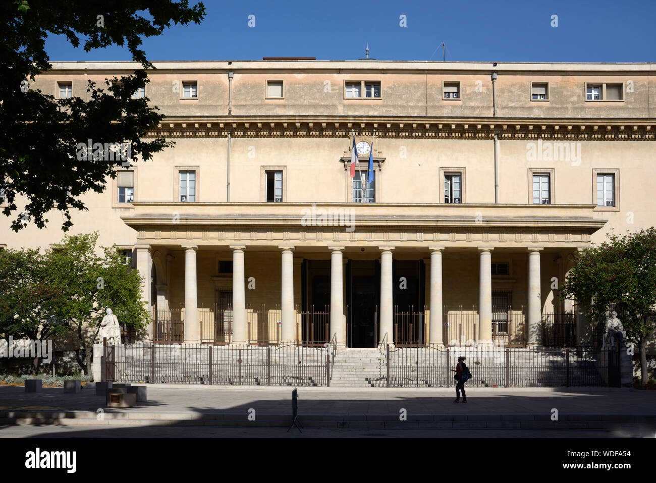 Facciata in stile neoclassico del Palais de Justice o il Palazzo di Giustizia (1787-1832), progettato da Claude-Nicolas Ledoux, Tribunali Aix-en-Provence Francia Foto Stock