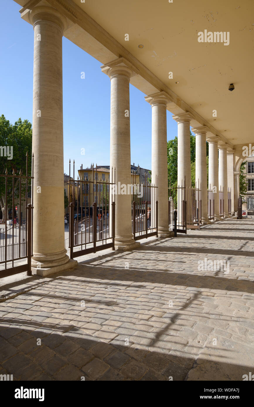 Colonnato neoclassico o Portico, Palais de Justice o il Palazzo di Giustizia (1787-1832), da Claude-Nicolas Ledoux, Tribunali Aix-en-Provence Francia Foto Stock