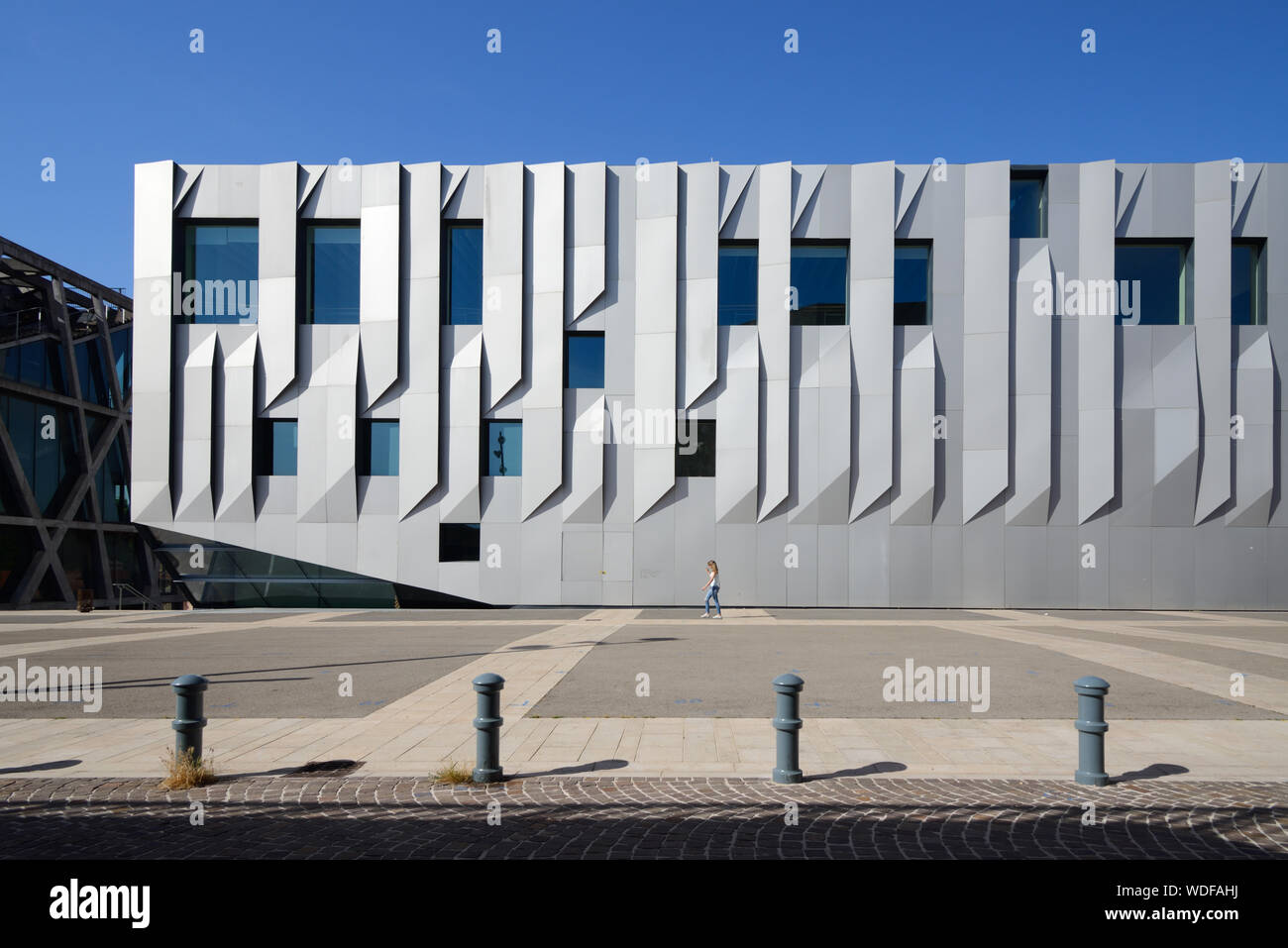 La facciata della Scuola di Musica del Conservatorio di musica, o Conservatoire de Musique de Darius Milhaud (2013) da Kengo Kuma Aix-en-Provence Provence Francia Foto Stock