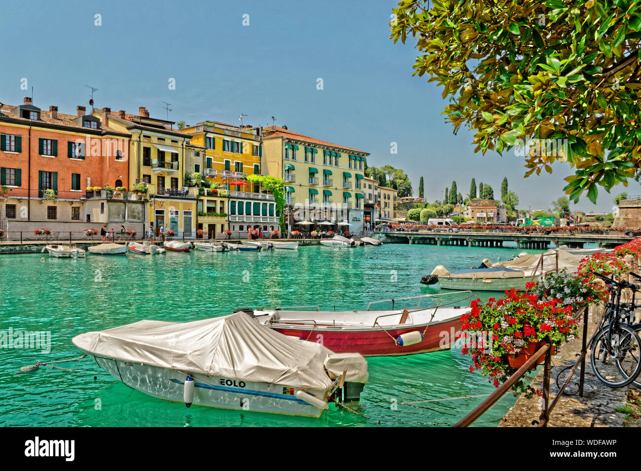 Waterfront del fiume Mincio ed il deflusso del Lago di Garda a Peschiera del Garda, regione Veneto, Italia. Foto Stock