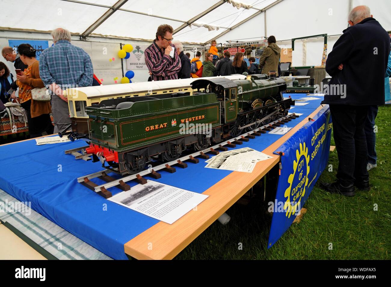 La gente esaminare un modello di display di ingegneria di locomotive al 175mo anniversario della Oxford - Didcot railway apertura Foto Stock